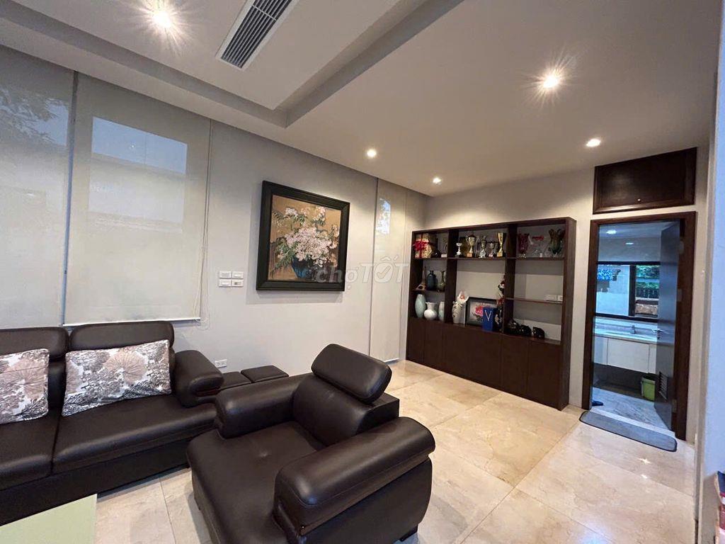 Cho thuê nhà  KĐT Dịch Vọng - 250M2 x 4 Tầng 1 Hầm, Lô góc , hè rộng