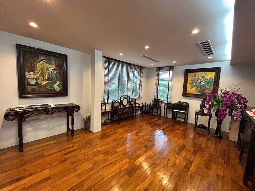 Cho thuê nhà  KĐT Dịch Vọng - 250M2 x 4 Tầng 1 Hầm, Lô góc , hè rộng