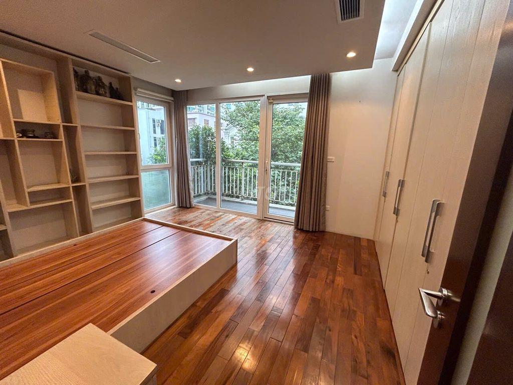 Cho thuê nhà  KĐT Dịch Vọng - 250M2 x 4 Tầng 1 Hầm, Lô góc , hè rộng