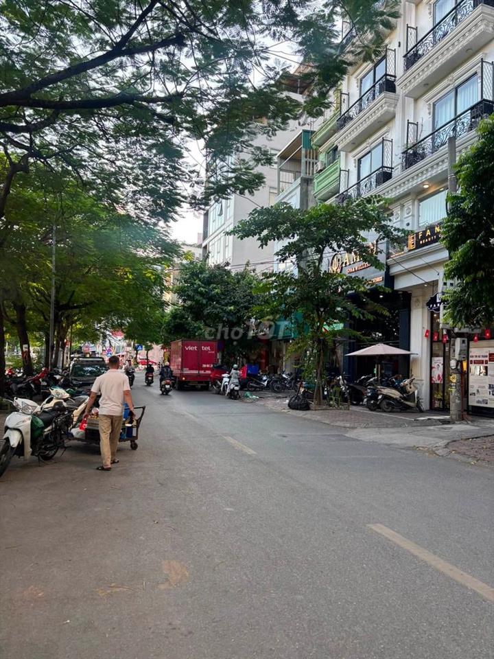 Nhà  mặt phố Nguyễn Khang , Dt 40m2 x 3 tầng kinh doanh mọi loại hình