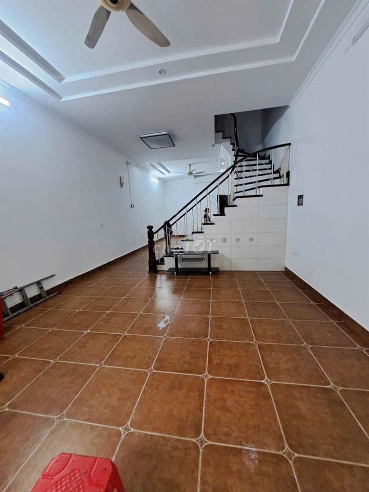 Cho thuê nhà ngõ 40 Trung Kính - DT 70m2 x 5 tầng đường rộng có hè