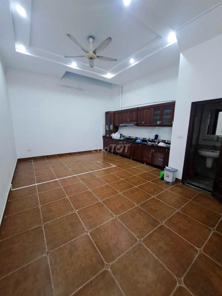 Cho thuê nhà ngõ 40 Trung Kính - DT 70m2 x 5 tầng đường rộng có hè