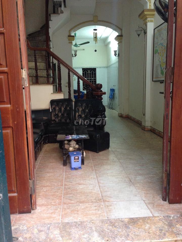 Cho thuê tầng 1 làm văn phòng 50m2 Cầu Giấy, ô tô đỗ trước cửa