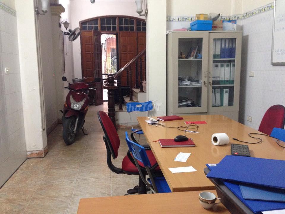 Cho thuê tầng 1 làm văn phòng 50m2 Cầu Giấy, ô tô đỗ trước cửa