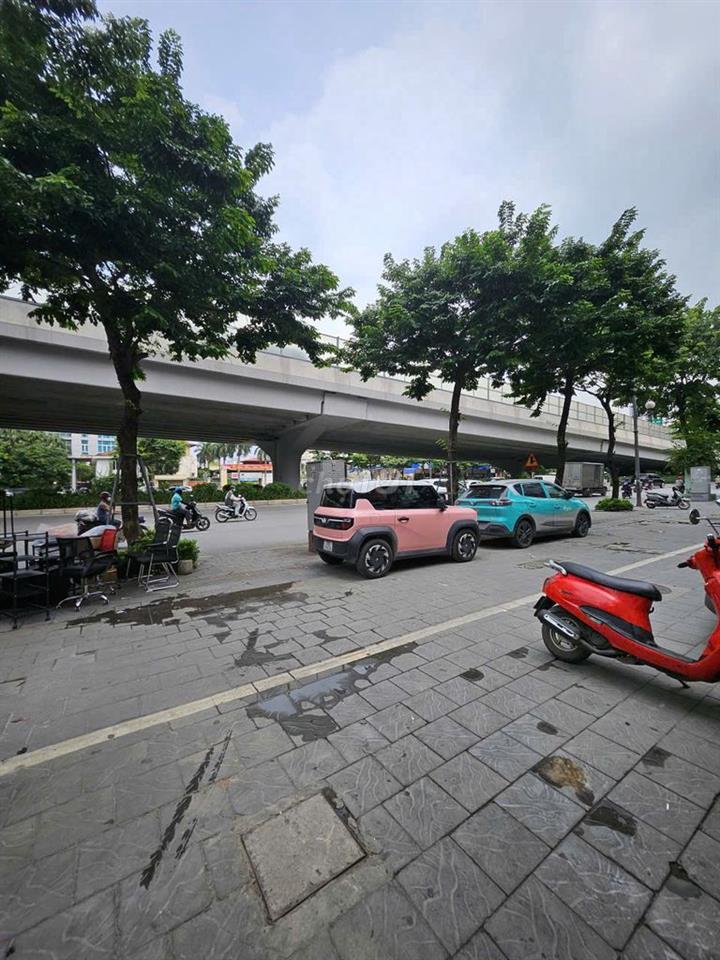 Mặt bằng thông sàn làm văn phòng hoặc Showroom mặt phố Phạm văn Đồng