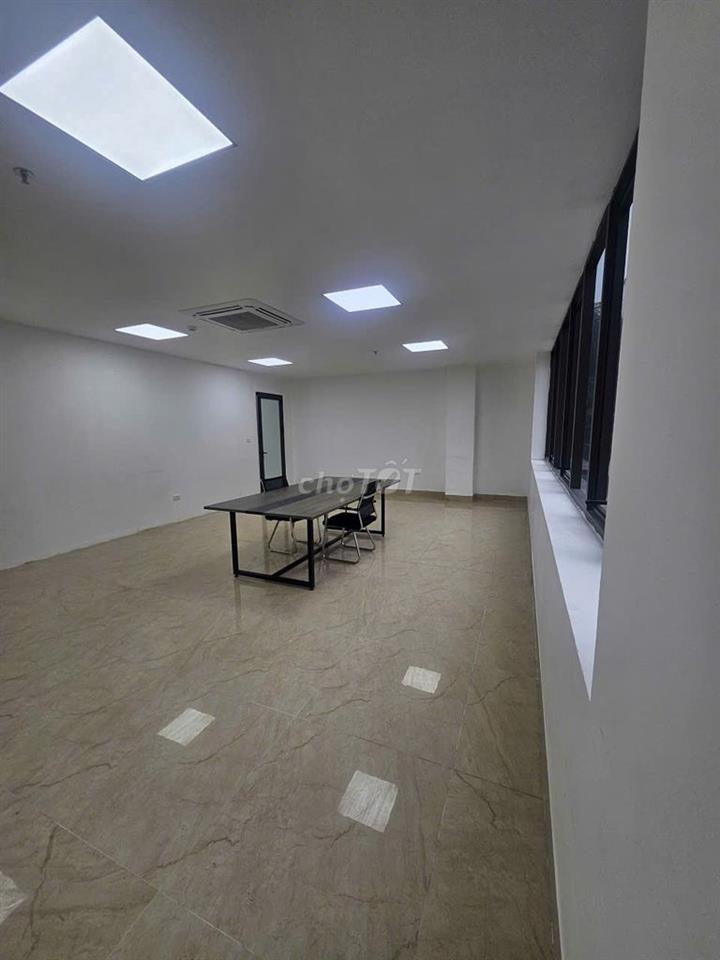 Cho thuê văn phòng dt 55m2, phòng vuông vắn, lô góc, cực thoáng