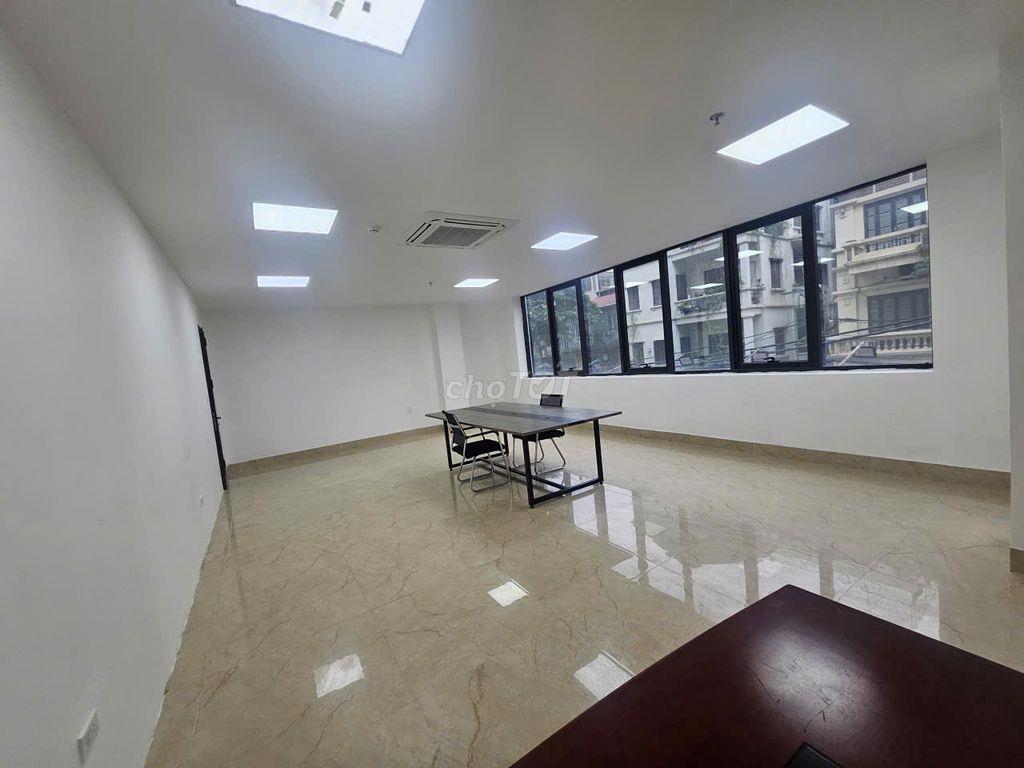 Cho thuê văn phòng dt 55m2, phòng vuông vắn, lô góc, cực thoáng