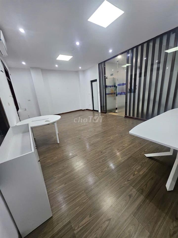 Chính chủ cho thuê văn phòng vuông vắn cực đẹp giá chỉ 8 triệu/tháng