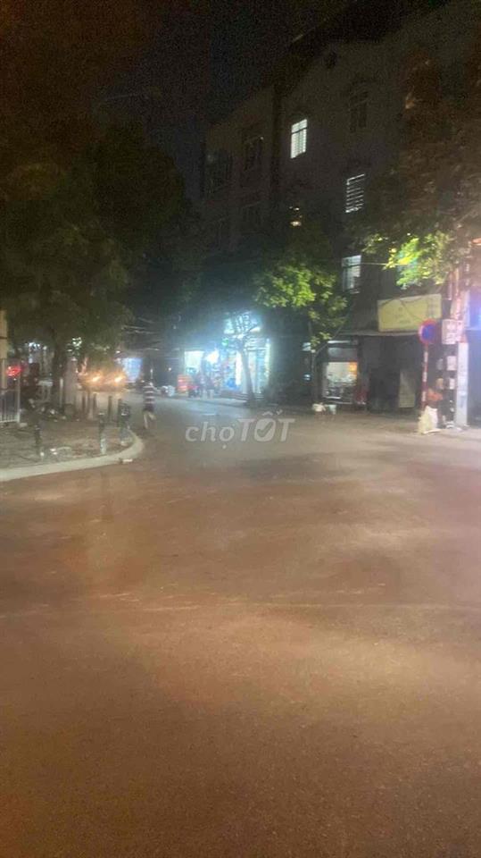 Cho thuê Cửa hàng 2 mặt phố cạnh ngã 3 - ngã 4, khu Duy Tân- Cầu Giấy