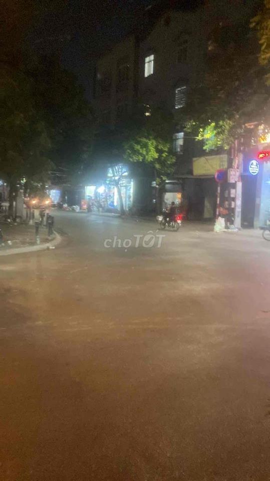 Cho thuê Cửa hàng 2 mặt phố cạnh ngã 3 - ngã 4, khu Duy Tân- Cầu Giấy