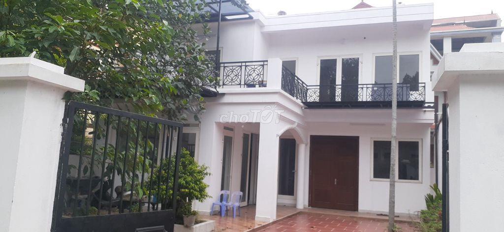 Cho thuê nhà ở mới xây ,2 tầng ,200m2 ,sân vườn rộng ,an ninh tốt