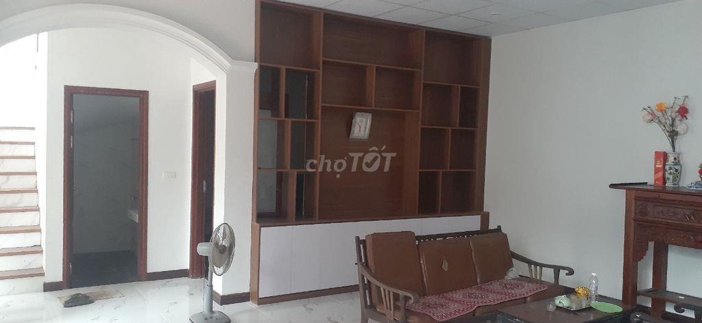Cho thuê nhà ở mới xây ,2 tầng ,200m2 ,sân vườn rộng ,an ninh tốt