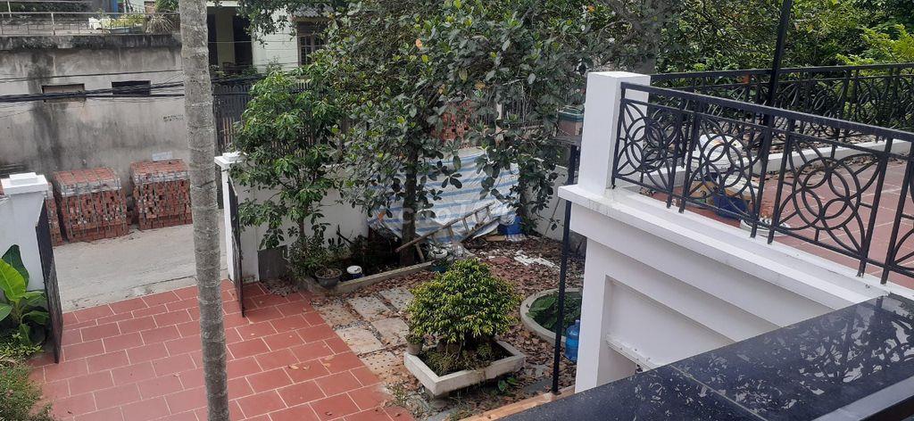 Cho thuê nhà ở mới xây ,2 tầng ,200m2 ,sân vườn rộng ,an ninh tốt