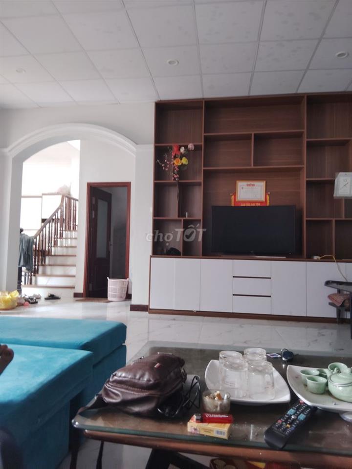 Cho thuê nhà ở mới xây ,2 tầng ,200m2 ,sân vườn rộng ,an ninh tốt