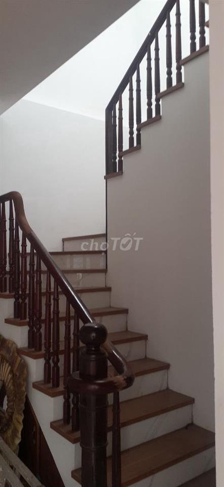 Cho thuê nhà ở mới xây ,2 tầng ,200m2 ,sân vườn rộng ,an ninh tốt