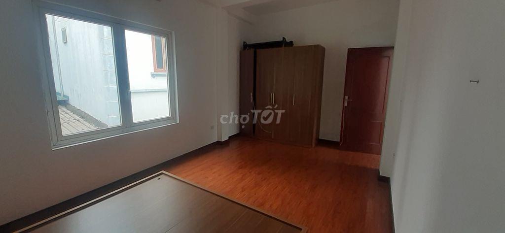 Cho thuê nhà ở mới xây ,2 tầng ,200m2 ,sân vườn rộng ,an ninh tốt