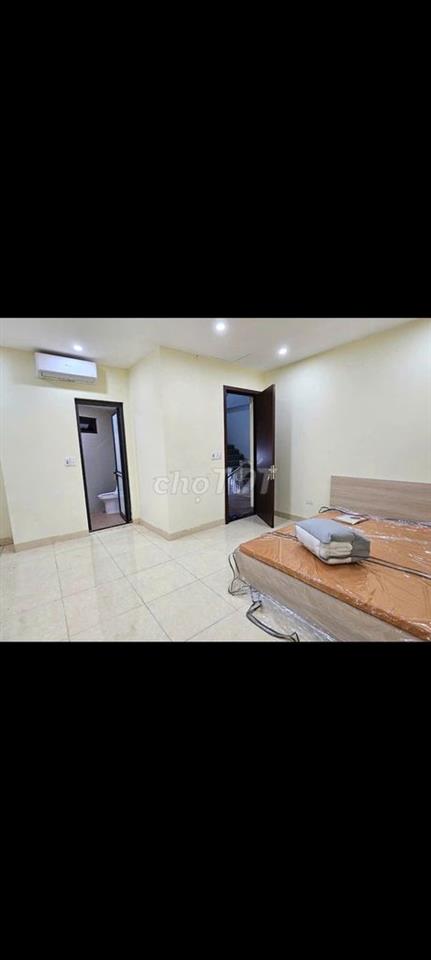 Cho thuê căn hộ tầng 3, DT 28m2 kép kín, full đồ, ô tô đỗ cửa, 4,5tr