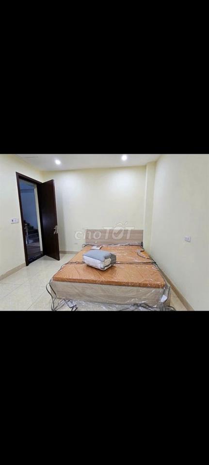 Cho thuê căn hộ tầng 3, DT 28m2 kép kín, full đồ, ô tô đỗ cửa, 4,5tr