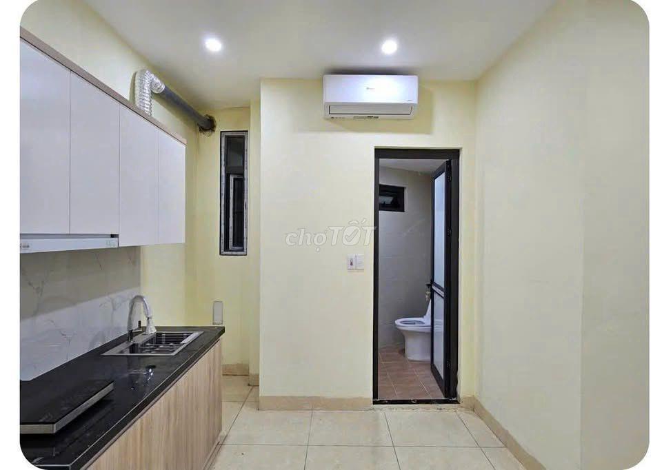 Cho thuê căn hộ tầng 3, DT 28m2 kép kín, full đồ, ô tô đỗ cửa, 4,5tr