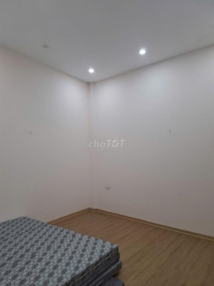 Cho thuê nhà 60 m2 x 3 tầng phố Đội Cấn, ô tô đỗ cửa, 10 tr/ tháng