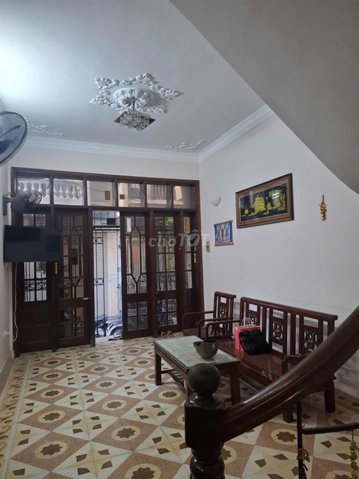 Cho thuê nhà 60 m2 x 3 tầng phố Đội Cấn, ô tô đỗ cửa, 10 tr/ tháng