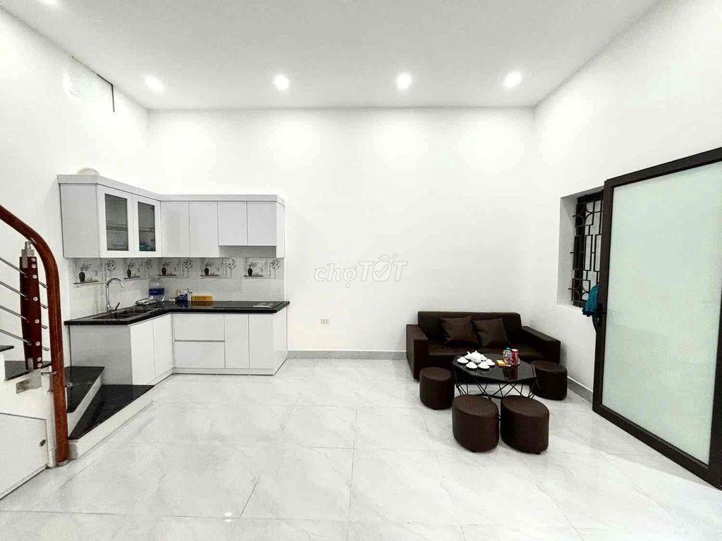 Hiếm- Nhà Văn Chương Đống Đa Hà Nội- gần mặt phố - sát ô tô không QH