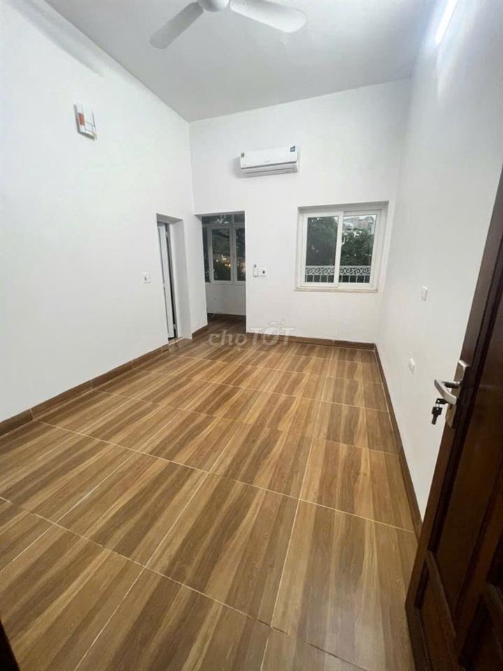 Cho thuê tầng 1 + 2 Nhà mặt hồ Đống Đa