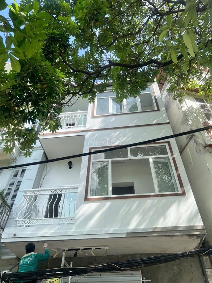 Cho thuê tầng 1 + 2 Nhà mặt hồ Đống Đa