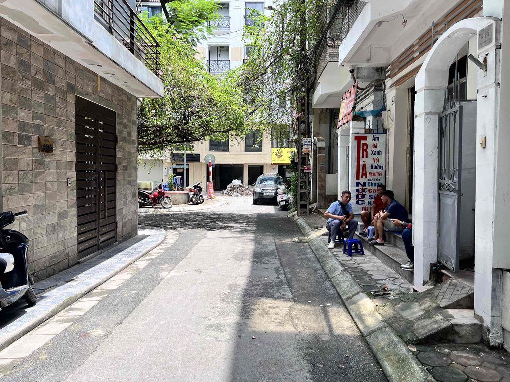 Cho thuê cửa hàng phố Nguyên Hồng, Đống Đa, phố ô tô, mặt tiền 6m, 20m
