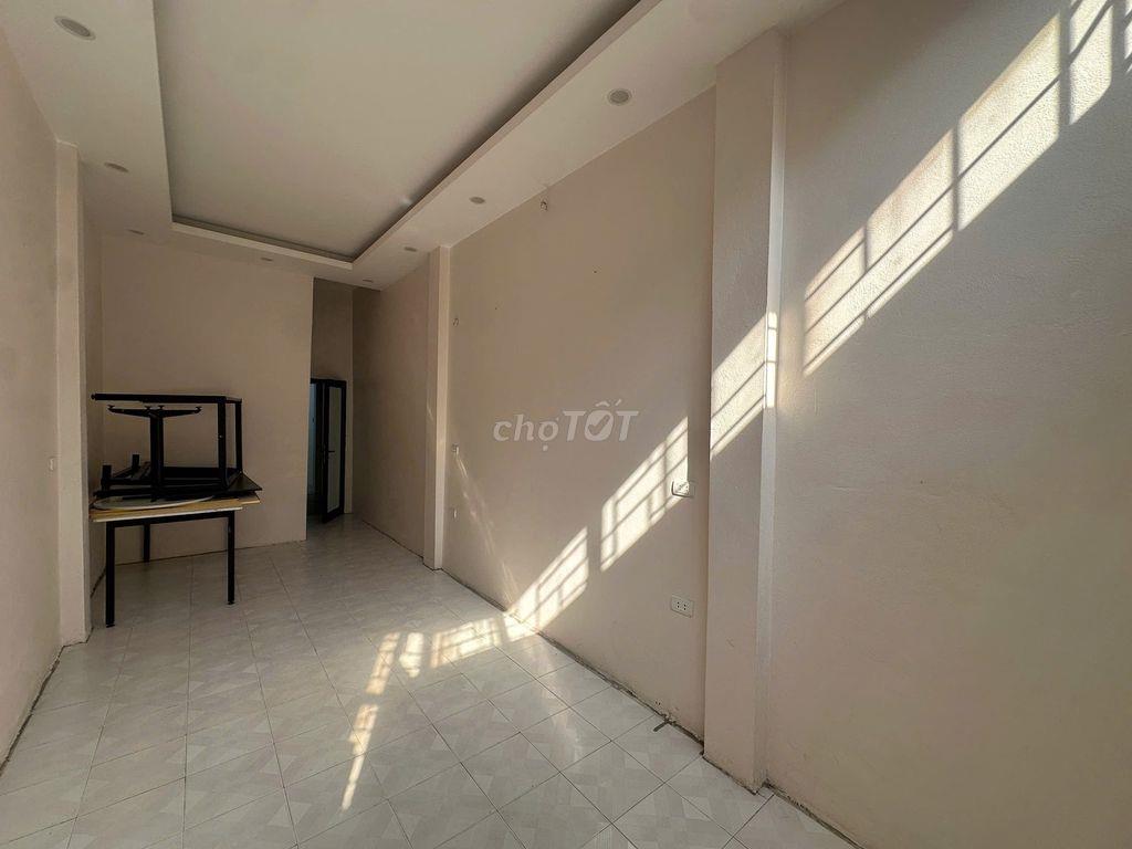 Chính chủ cho thuê nhà mặt phố Thái Hà, phường Đống Đa, Hà Nội