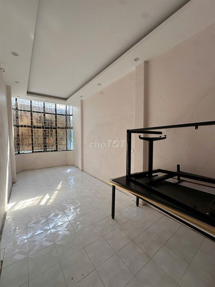 Chính chủ cho thuê nhà mặt phố Thái Hà, phường Đống Đa, Hà Nội