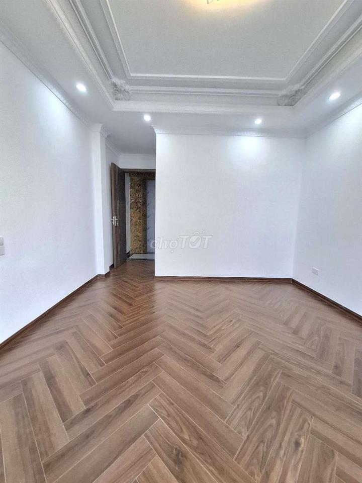 BÁN NHÀ BÁT KHỐI 5 TẦNG THANG MÁY GẦN CẦU THANH TRÌ GIÁ CHỈ 5,X TỶ