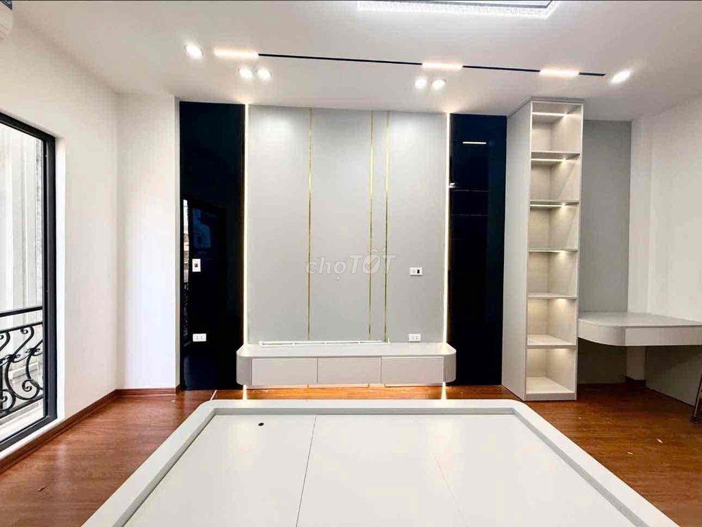 bán nhà Xuân Đỗ Long Biên 5tầng 3 ngủ 5,6 tỷ
