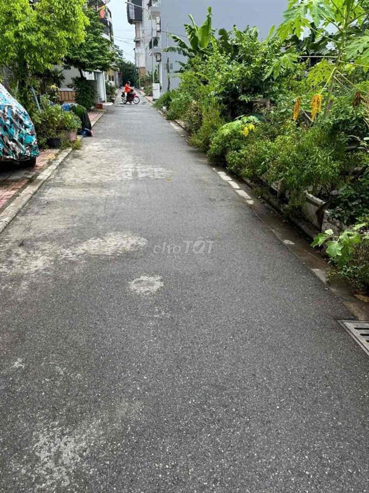 Nhà Liền kề phân lô cự khối ô tô đỗ cửa viu công viên Long Biên