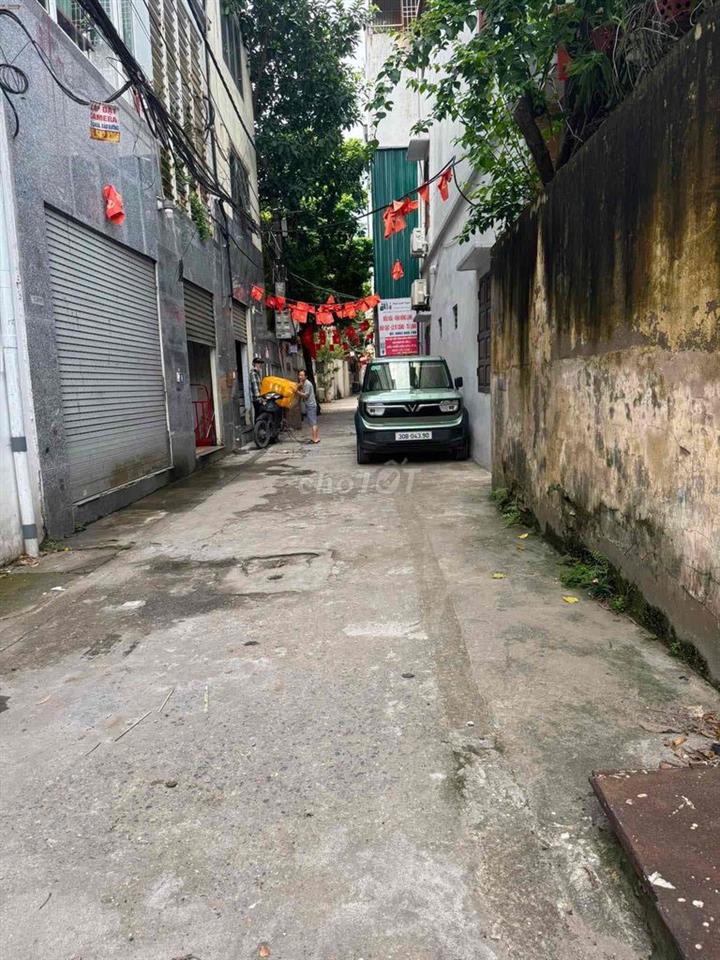 Tư Đình - Long Biên  ô tô đỗ cửa gần cầu Trần Hưng Đạo