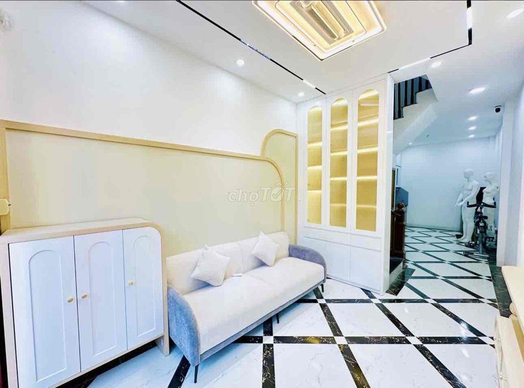 Bán nhà 6 tầng trung tâm Long Biên, ô tô đỗ cửa, nội thất cao cấp