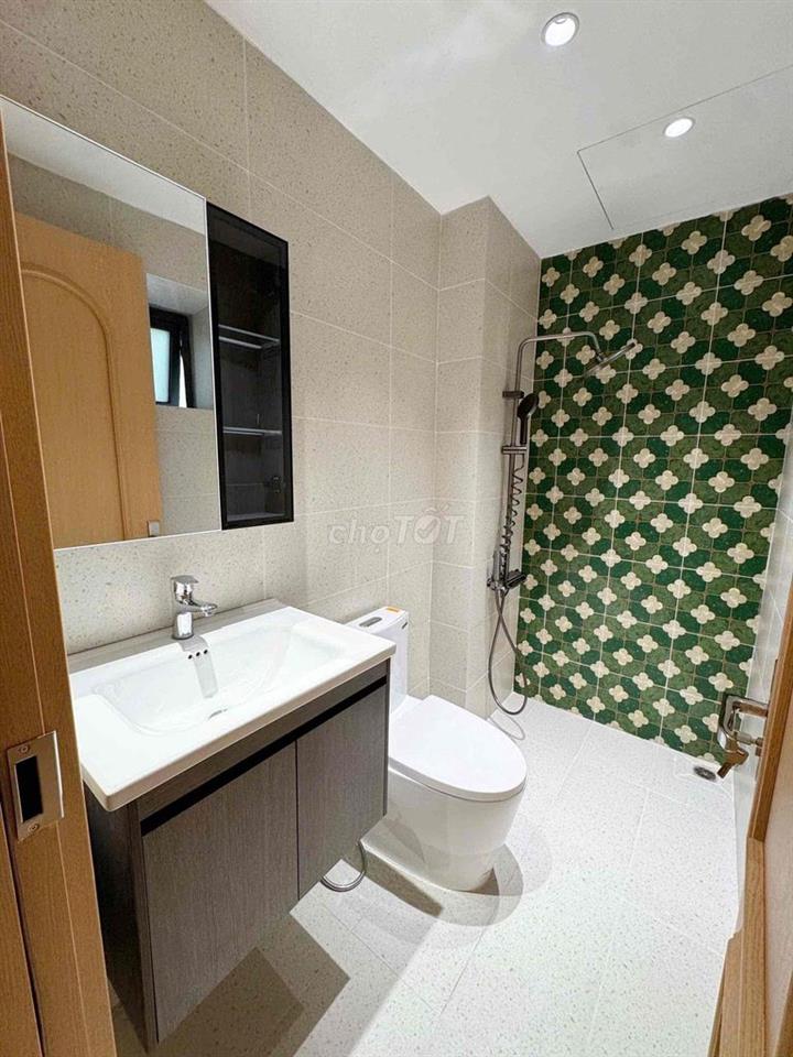 gia đình chuyển nhượng căn chung cư 2 ngủ, 2 vệ sinh, căn góc, 4,x tỷ.