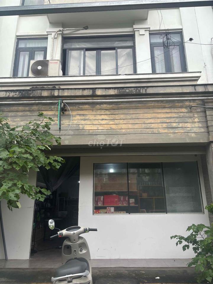 Cho Nhà liền kề khu d đô thị geleximco, 12tr, Có thể ở ngay