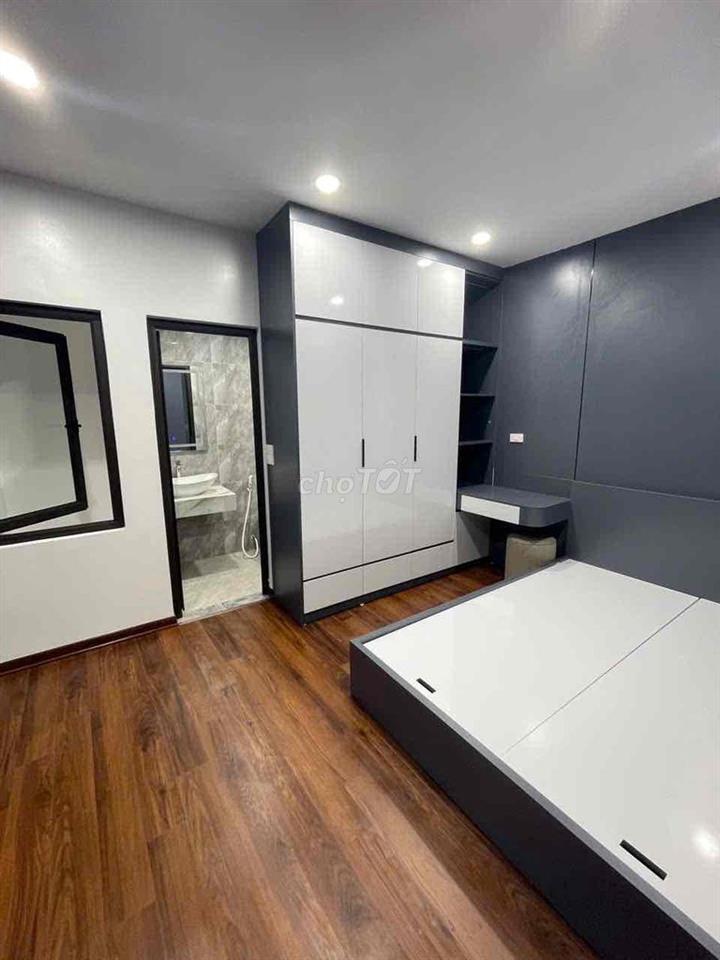 Hiếm có . Nhà Trương Định VF3 đỗ cửa 40m 5 tầng 3 ngủ gần chợ trường