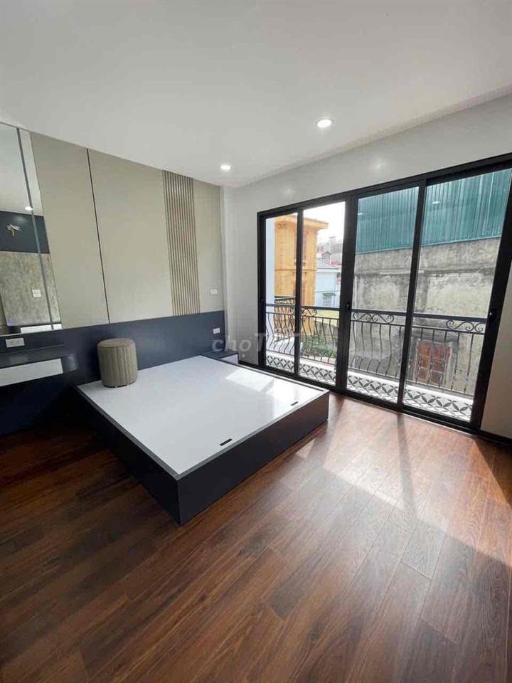 Hiếm có . Nhà Trương Định VF3 đỗ cửa 40m 5 tầng 3 ngủ gần chợ trường