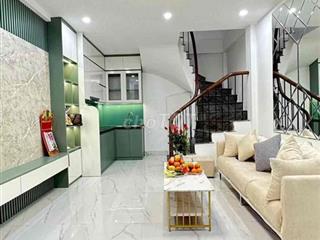 Bán gấp nhà Đại La , lô góc ,dân xây,thoáng 35M gaanf phố gần Bách Kin