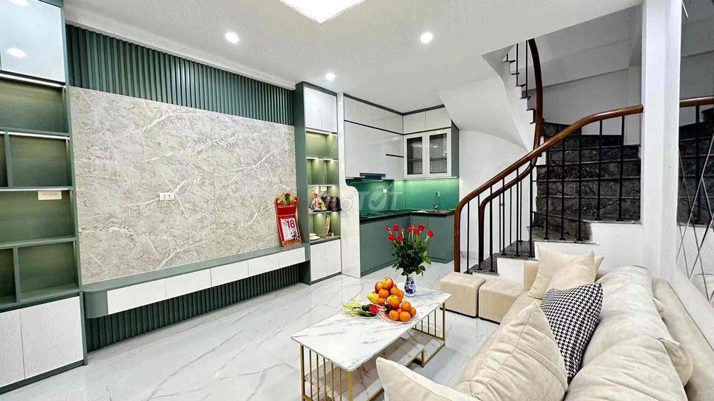 Bán gấp nhà Đại La , lô góc ,dân xây,thoáng 35M gaanf phố gần Bách Kin