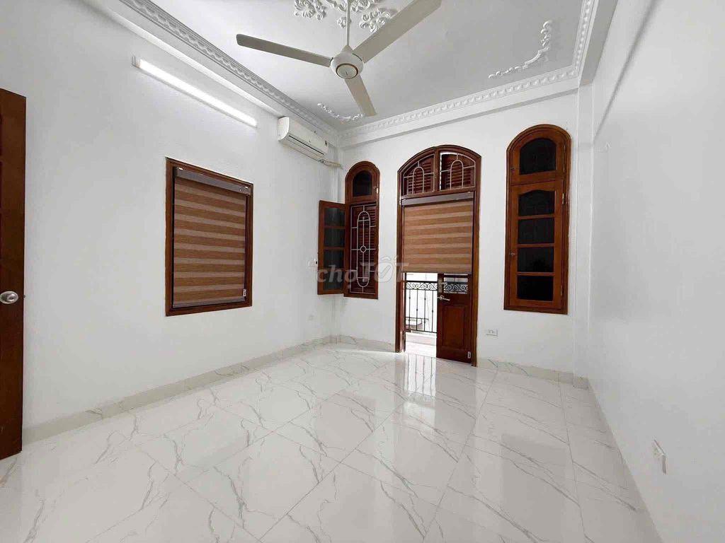 Hoàng Mai 40m ra ô tô tránh, ngõ thông, dân xây 46m2, sổ đẹp, ko quy h