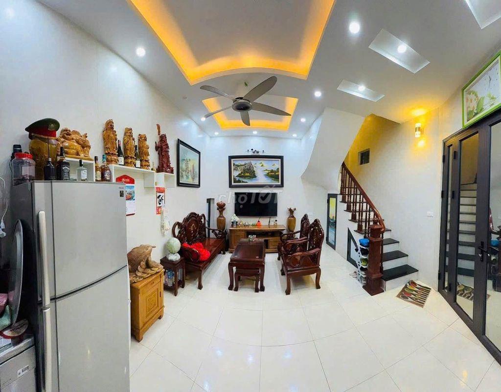 Cần Bán Nhà Phố Đại La, Hai Bà Trưng 35m2, 5 tầng, sổ đỏ chỉ hơn 7 tỷ