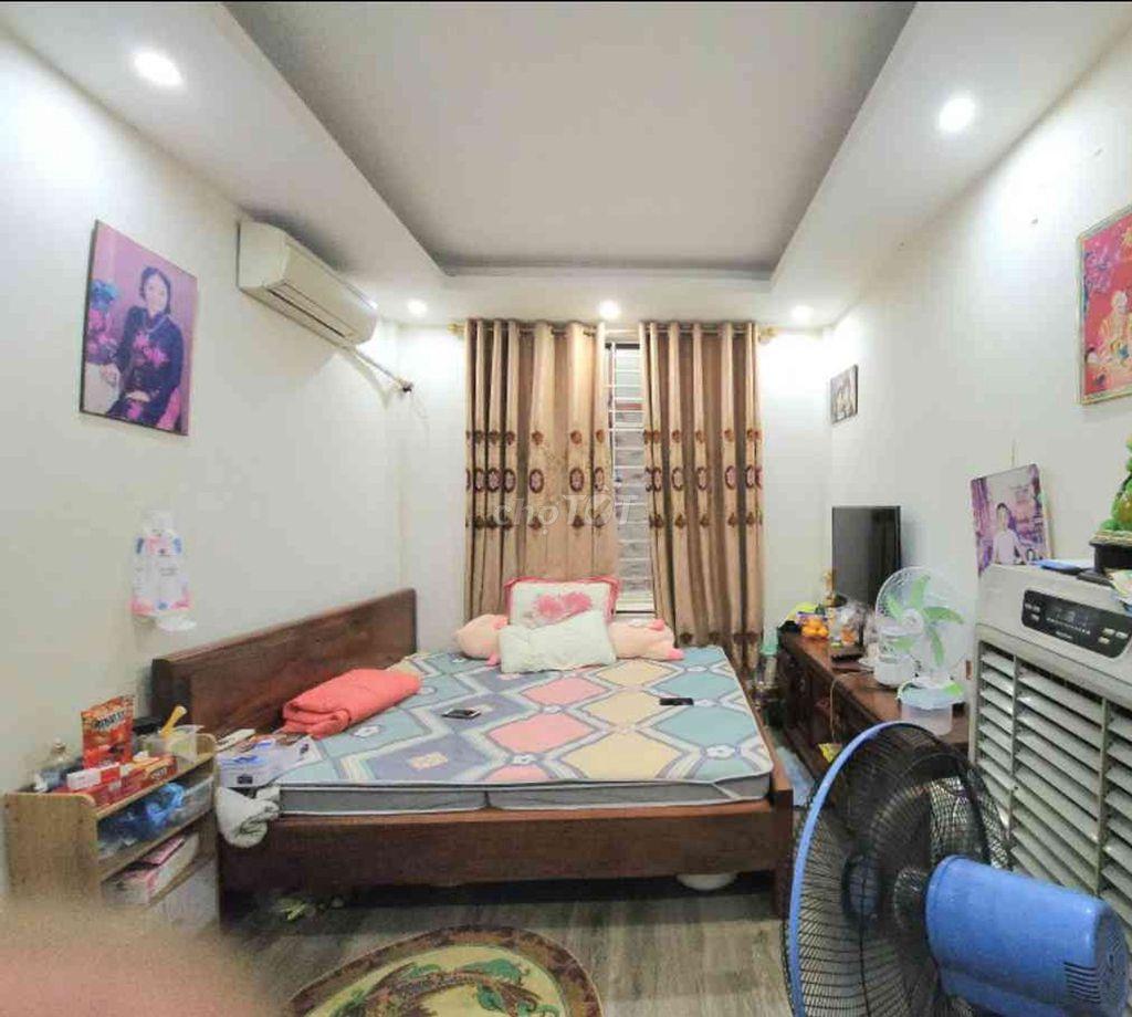 Bán Nhà Tân Mai, Hoàng Mai 27m2,5 tầng,sổ đỏ CC,nội thất chỉ hơn 6 tỷ