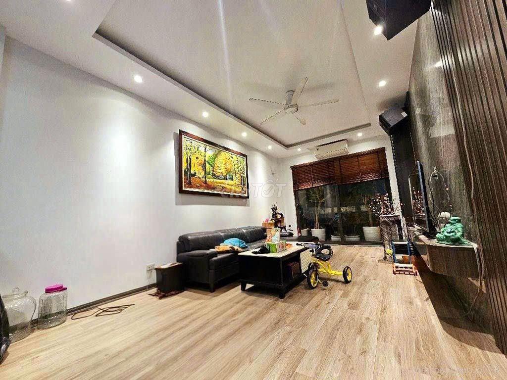 Bán nhà phố Tân Mai, Hoàng Mai  42m2, 5 tầng, sổ đỏ cc, chỉ hơn 8 tỷ