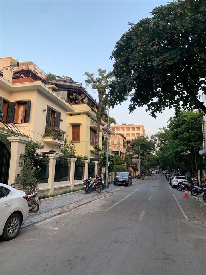 Biệt thự mặt phố Nguyễn Gia Thiều, dt 535m2, mt 20