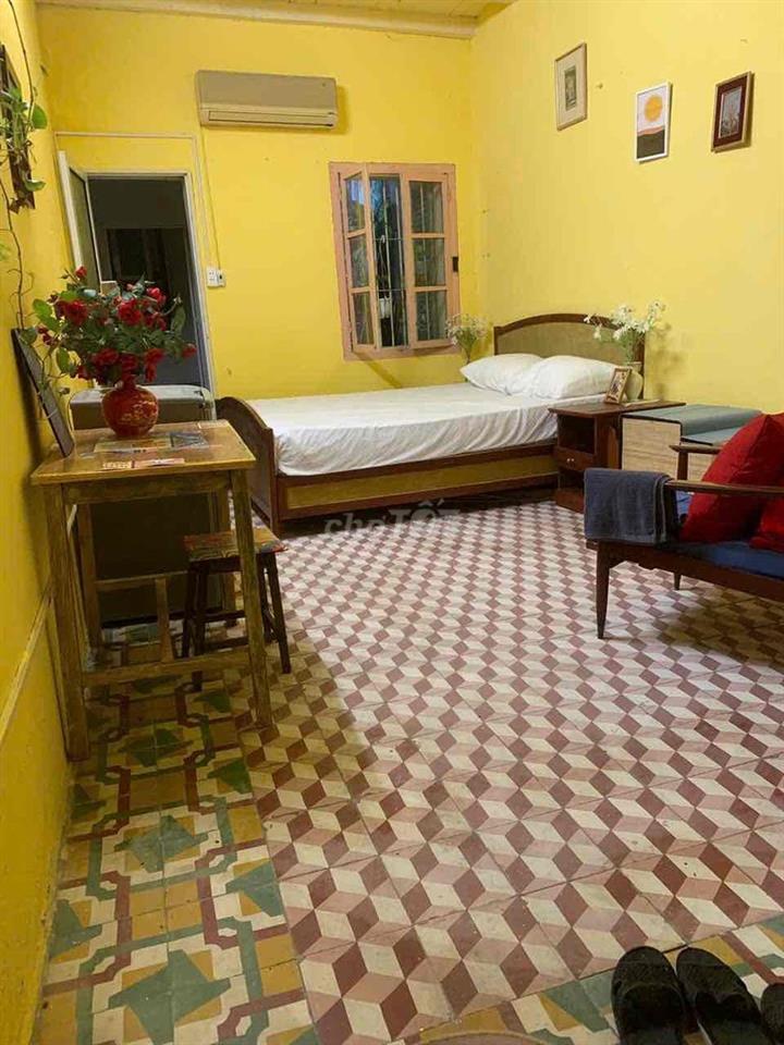 nhà trong ngõ 50 Hàng Chuối yẻn tĩnh , dân trí cao, an ninh tốt.