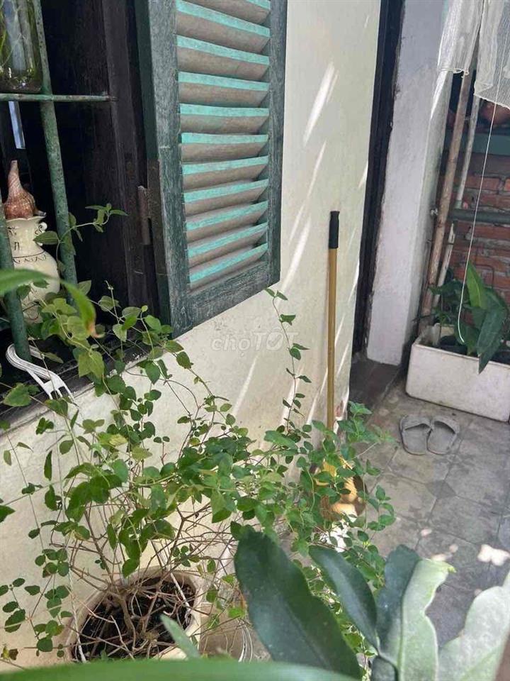 nhà trong ngõ 50 Hàng Chuối yẻn tĩnh , dân trí cao, an ninh tốt.