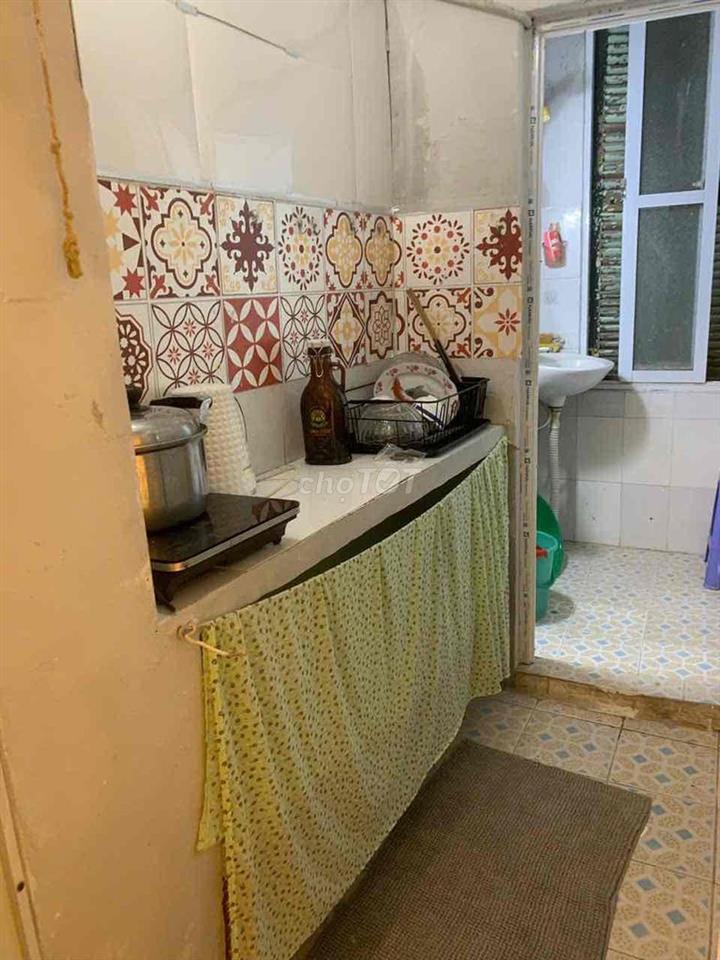 nhà trong ngõ 50 Hàng Chuối yẻn tĩnh , dân trí cao, an ninh tốt.